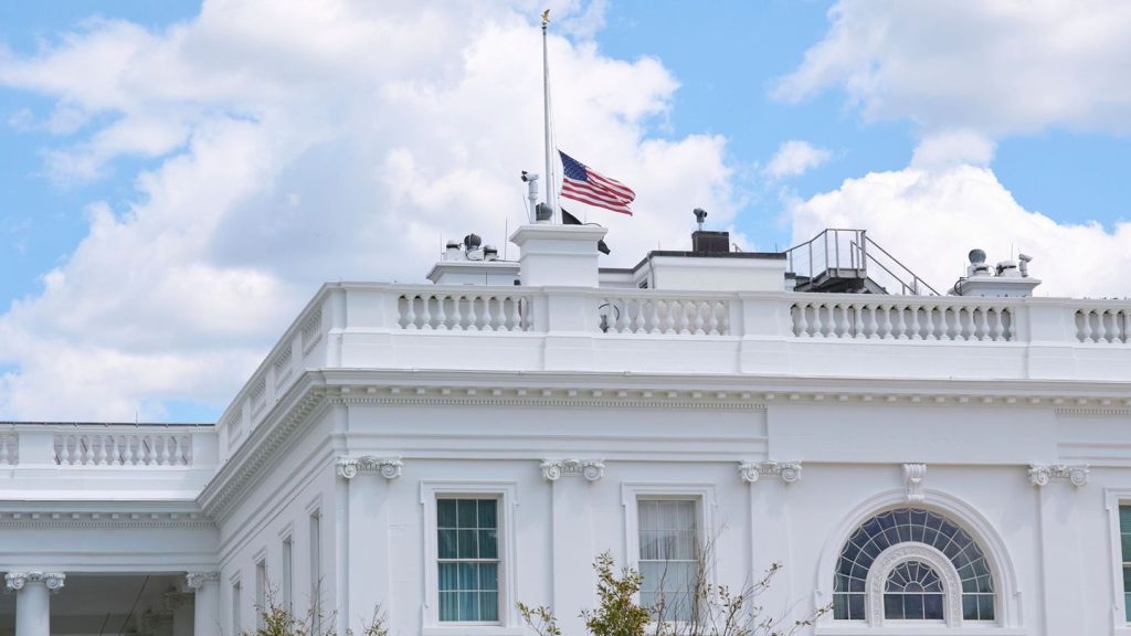 Kriminalität: Trump setzt Flaggen auf halbmast nach Schüssen auf Kinder