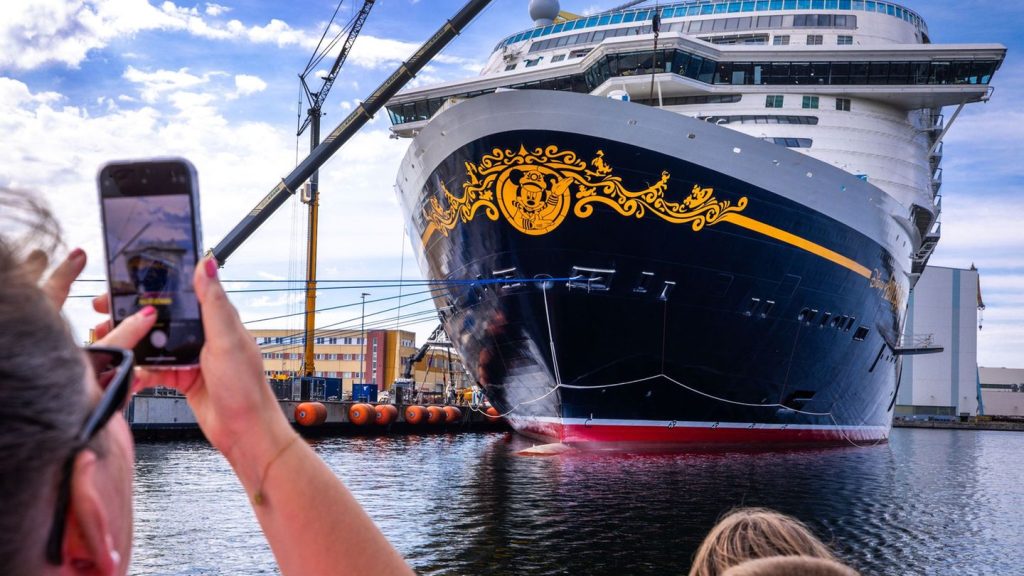 Schiffbau: Kreuzfahrtschiff "Disney Adventure" vor Abschied aus Wismar