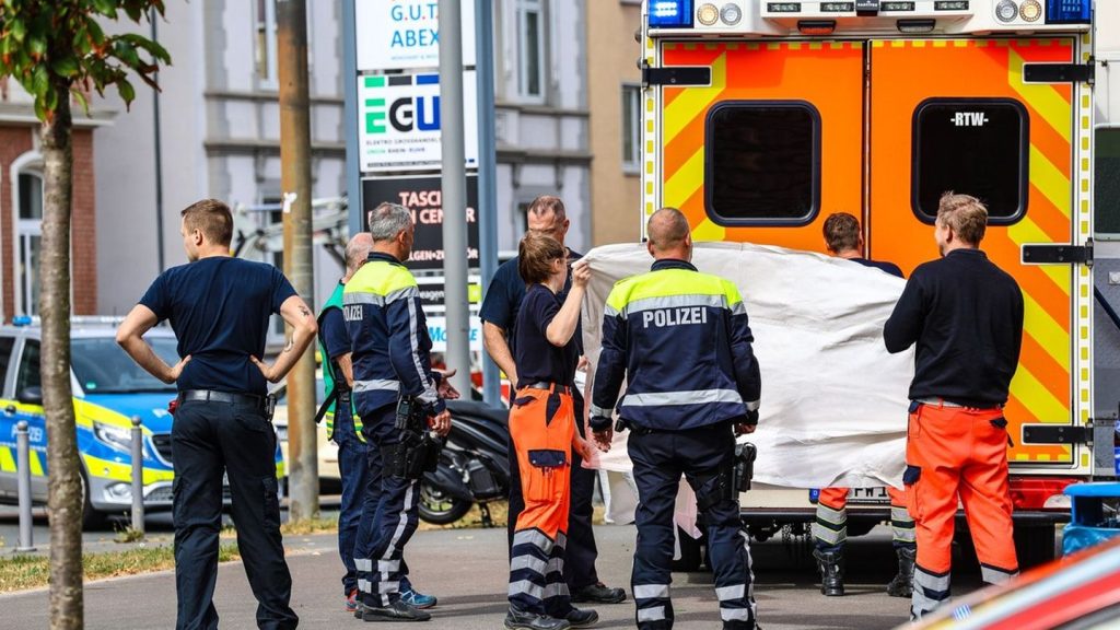Unfall: Kleinkind fällt aus Fenster - Lebensgefahr