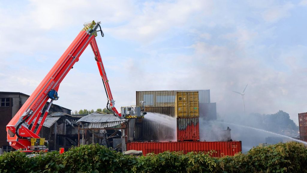 Brände: Ende der Löscharbeiten im Hamburger Hafen in Sicht
