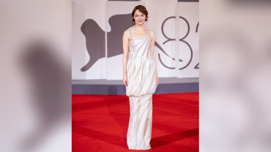 Emma Stone in Venedig: Sie strahlt in silbernem Dress
