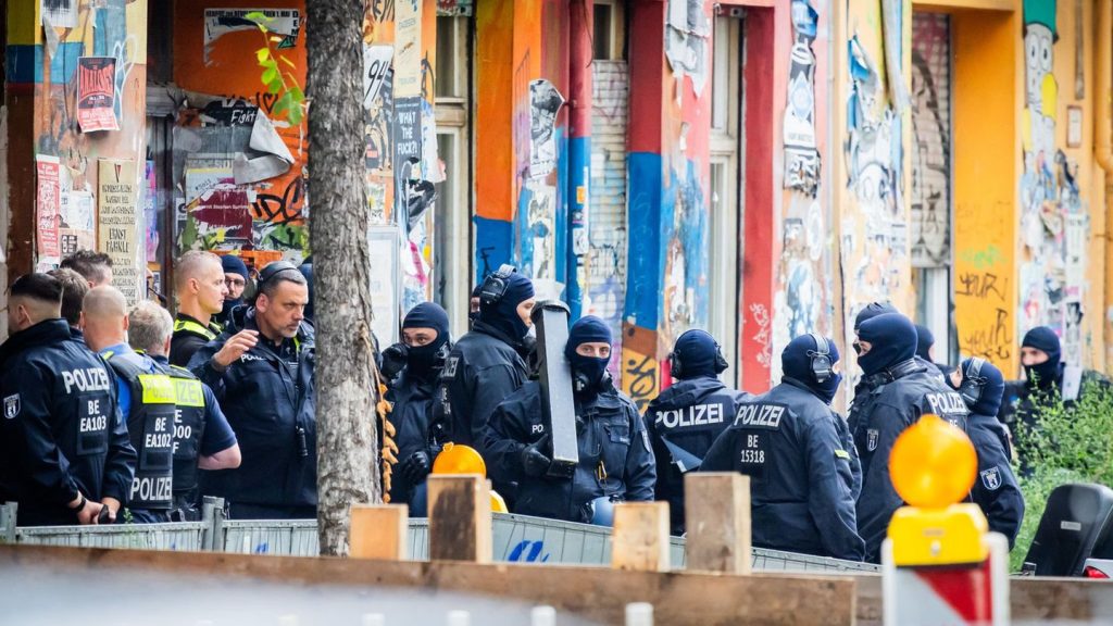 Linksextremismus: Großeinsatz mit Ramme - Polizei stürmt "Rigaer 94"