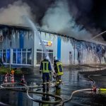 Kreis Olpe: Feuerwehr bekämpft Großbrand in Lack- und Farbenbetrieb