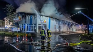 Kreis Olpe: Feuerwehr bekämpft Großbrand in Lack- und Farbenbetrieb
