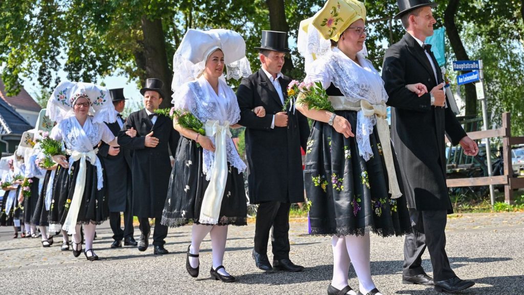Bunte Kleider: Heimat- und Trachtenfest in Burg gestartet
