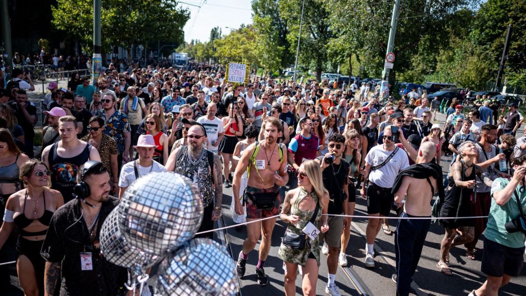 Musik: Technoparade "Zug der Liebe" mit Bässen durch Berlin