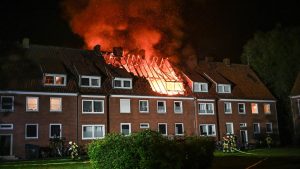 Feuerwehreinsatz: Brand in Leer - Mann und Kind leicht verletzt