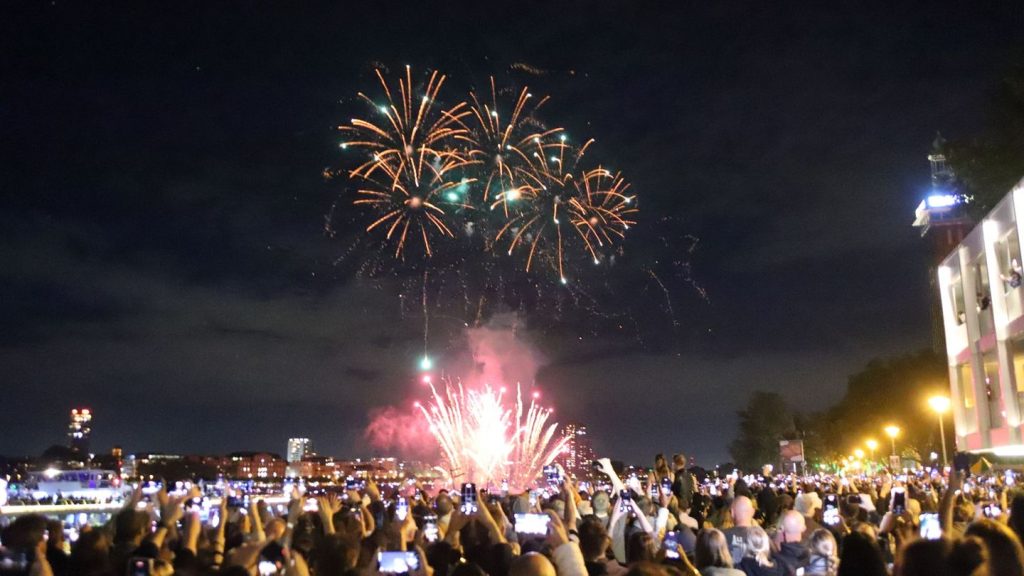 Feuerwerk über dem Rhein: Tausende bei Kölner Lichtern