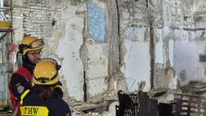 Bekannte Einkaufsstraße: Wand einsturzgefährdet? - Feuerwehreinsatz in Köln