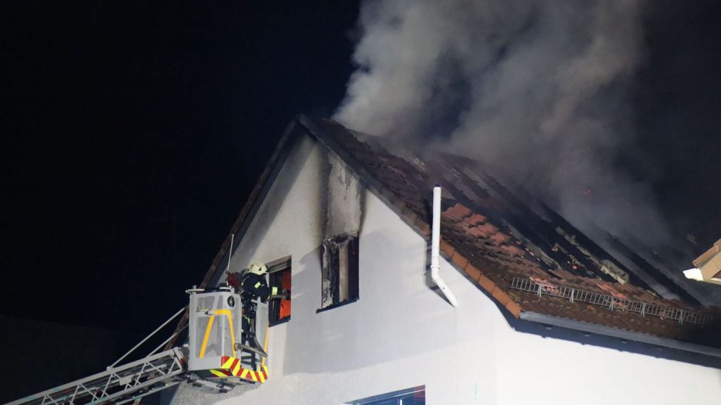 Flammen in Mehrfamilienhaus: Tote bei Dachgeschossbrand - 500.000 Euro Schaden