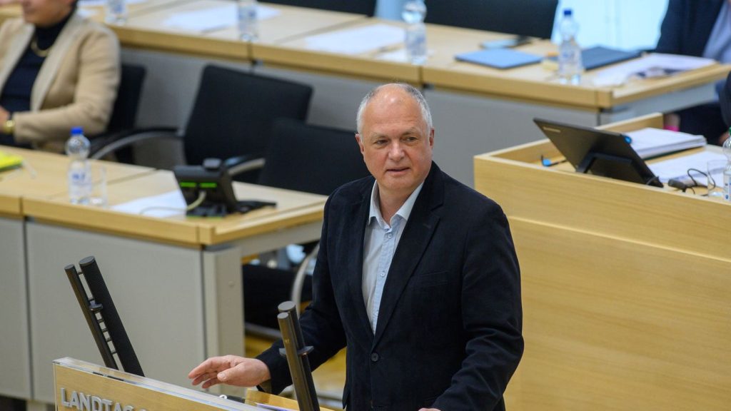 Schulen: Linke beantragt Abschaffung von Zusatzstunde für Lehrer