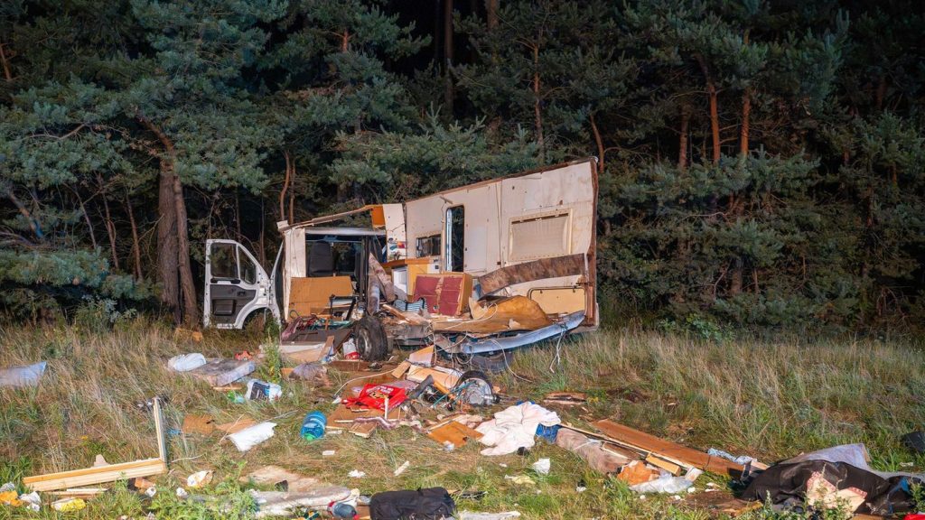 Zeugen gesucht: Lkw kracht in Wohnmobil – Familie bei Unfall auf A9 verletzt