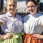 Traditionsfeiern: Farbenfroher Umzug beim Heimat- und Trachtenfest in Burg