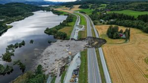 Erdrutsch reißt Krater in Fernstraße in Norwegen: Behörden befürchten ein Todesopfer
