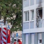 Anwohner alarmieren Feuerwehr: Heftige Explosion in Nürnberger Wohnung