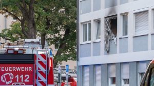 Anwohner alarmieren Feuerwehr: Heftige Explosion in Nürnberger Wohnung