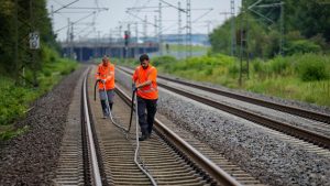 Nordrhein-Westfalen: Innenminister vermutet Linksextremisten hinter Brandanschlägen auf Bahnstrecke