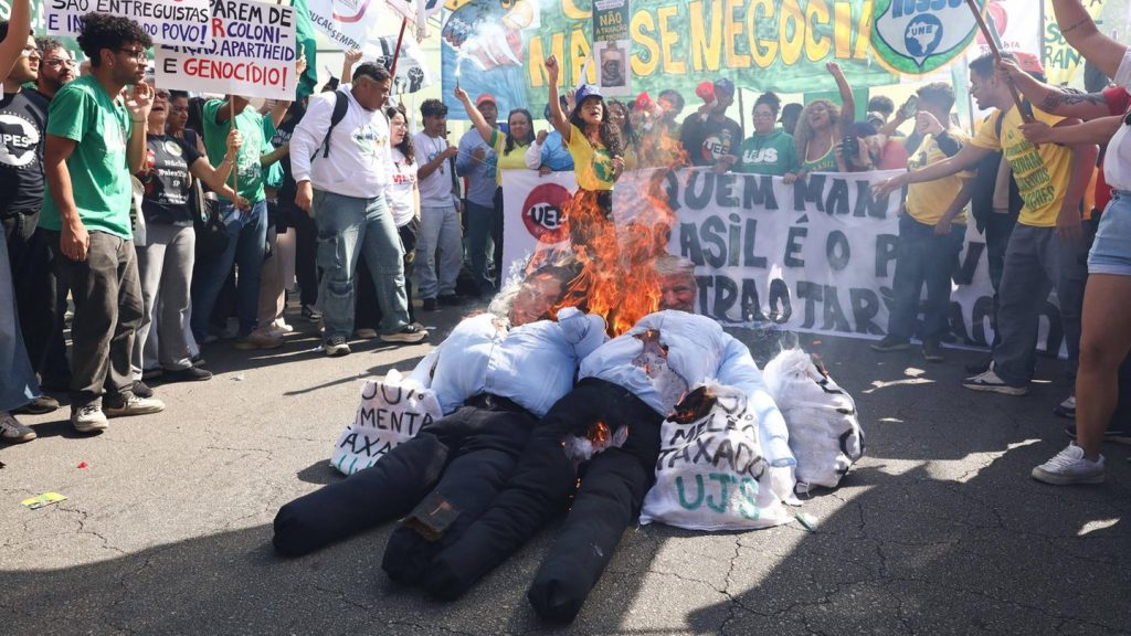 Nach Zollerhöhung: Demonstranten in Brasilien zünden Trump-Puppen an