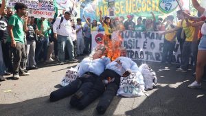 Nach Zollerhöhung: Demonstranten in Brasilien zünden Trump-Puppen an