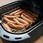 Grillen neu gedacht: Knusper ohne Kohle: So gelingt die Bratwurst im Airfryer