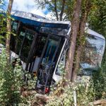 Oberpfalz: Linienbus durchbricht Schallschutzwand an der A93