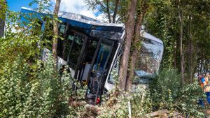 Oberpfalz: Linienbus durchbricht Schallschutzwand an der A93