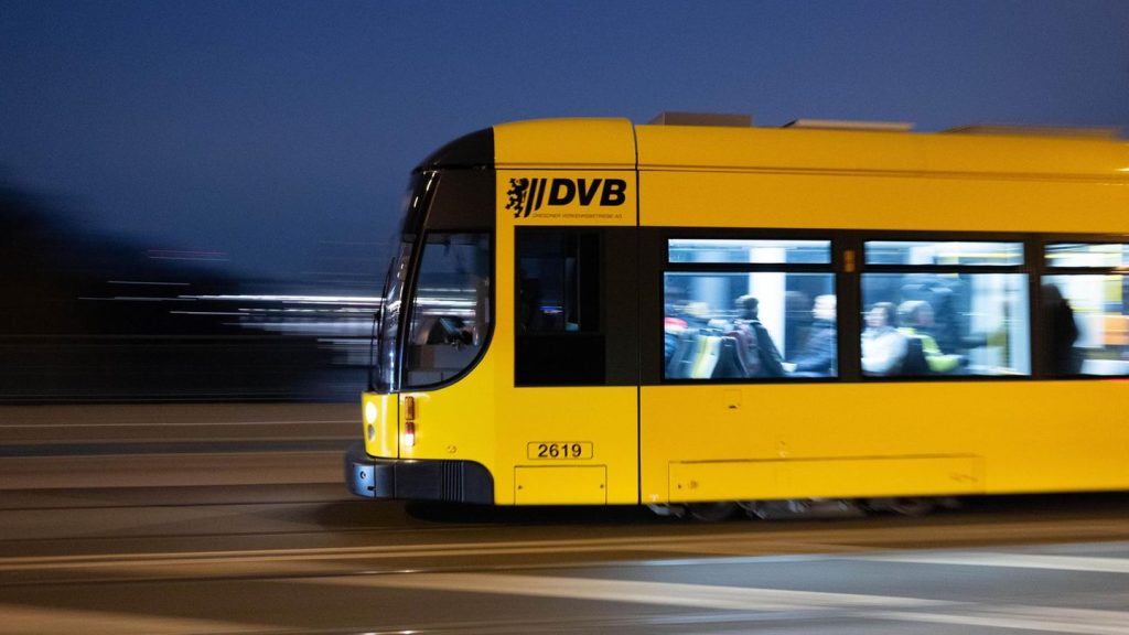 Dresden: Täter verletzt US-Bürger in Straßenbahn mit Messer