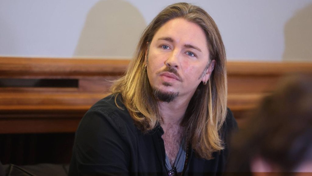 Skandal-Musiker: Mit Mittelfinger und Beinlecken: Gil Ofarim hat überraschend geheiratet