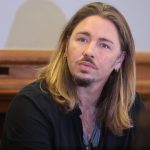 Skandal-Musiker: Mit Mittelfinger und Beinlecken: Gil Ofarim hat überraschend geheiratet