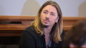 Skandal-Musiker: Mit Mittelfinger und Beinlecken: Gil Ofarim hat überraschend geheiratet