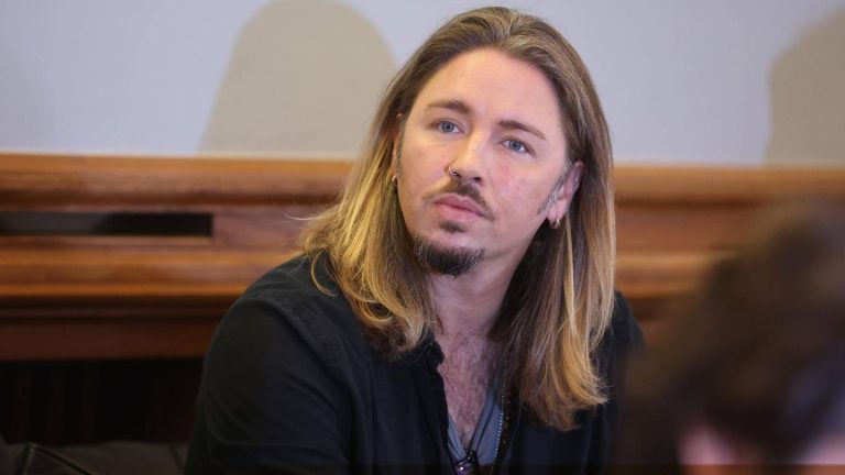 Skandal-Musiker: Mit Mittelfinger und Beinlecken: Gil Ofarim hat überraschend geheiratet