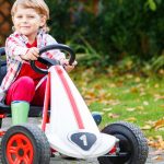 Sportrennwagen für Kinder: Kettcar vs. Gokart: Worin liegt der Unterschied – und was zeichnet ein Tretauto aus?