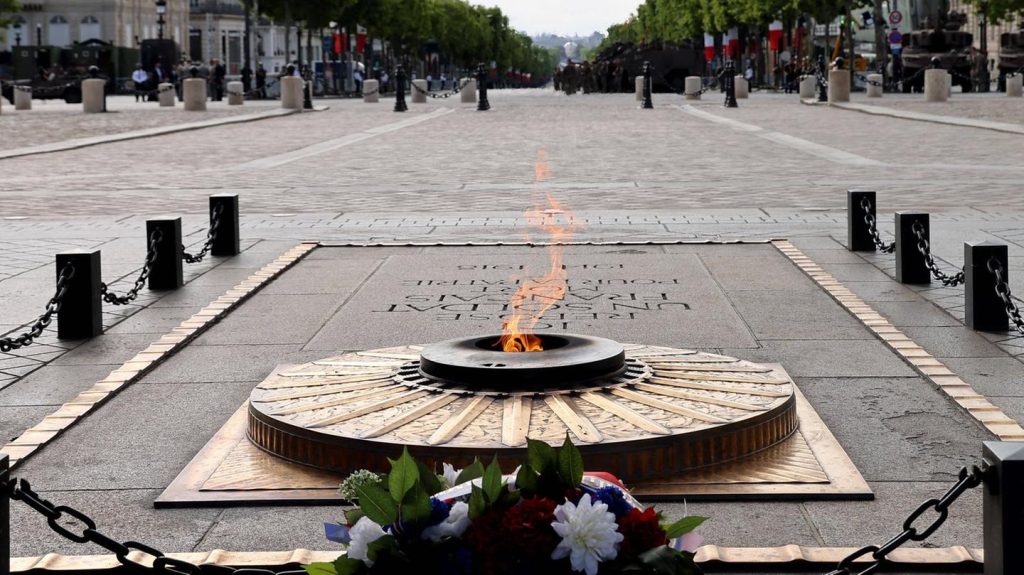 Ewige Flamme in Paris: Mann zündet seine Zigarette an Weltkriegsdenkmal an – Festnahme