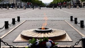 Ewige Flamme in Paris: Mann zündet seine Zigarette an Weltkriegsdenkmal an – Festnahme