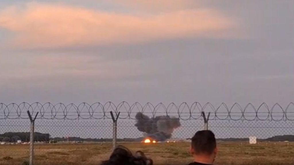 Unglück in Radom: Vor Flugshow in Polen: Pilot stirbt bei Absturz von F-16-Kampfjet