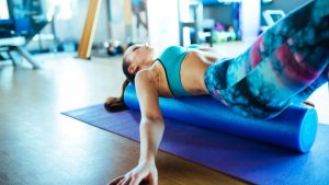 Entspannungs- und Kraftübungen: So unterstützt eine Pilates-Rolle das Ganzkörpertraining und löst Verspannungen im Rücken