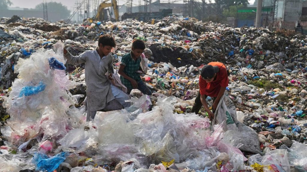 Verhandlungen in Genf: UN-Vertrag gegen Plastikmüll steht auf der Kippe