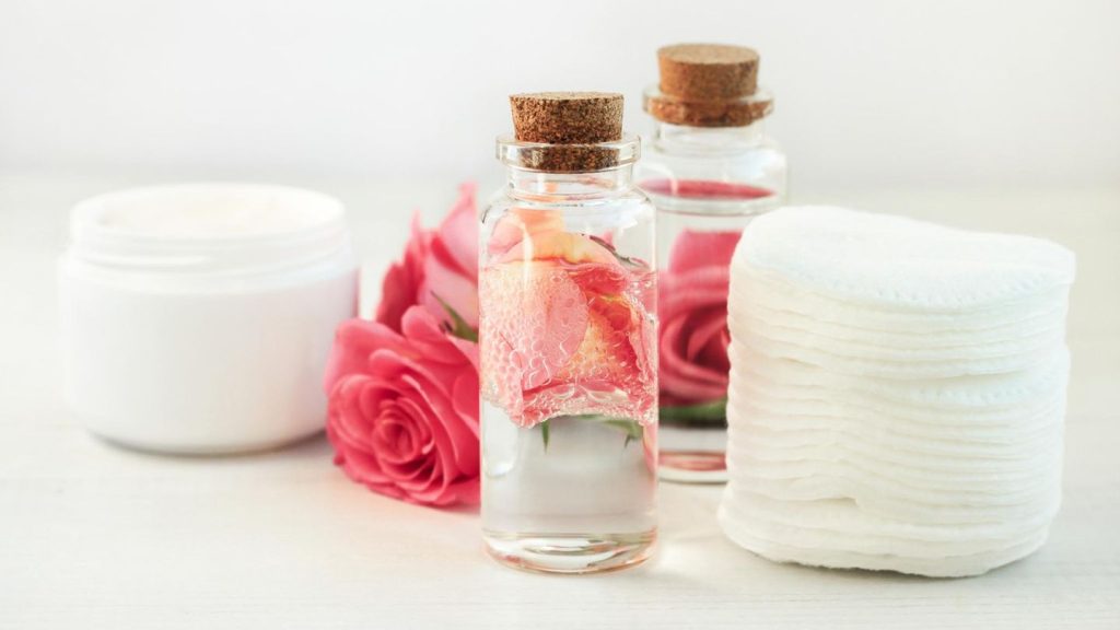 Beauty-Trend: Natürliche Kosmetik: Darum fördert Rosenwasser ein gesundes Hautbild