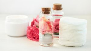 Beauty-Trend: Natürliche Kosmetik: Darum fördert Rosenwasser ein gesundes Hautbild
