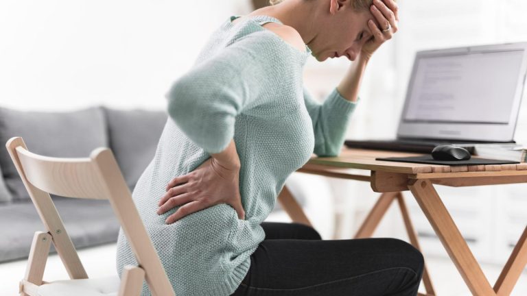 Praktische Tipps: Wenn Sitzen zur Qual wird: So wirken Sie Rücken- und Steißbeinbeschwerden entgegen