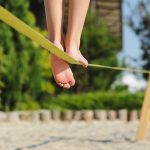 Outdoor-Sport: Slackline ohne Baum: So klappt der Aufbau am Strand oder im eigenen Garten