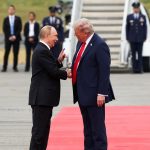 Trump-Putin-Treffen: Als Putin landet, begrüßt Trump ihn wie einen heimgekehrten Kriegshelden