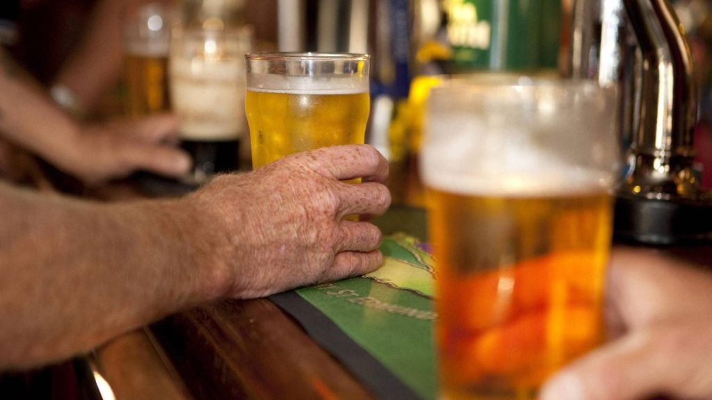 Polizeieinsatz: Unbekannter würgt Mann in Berliner Kneipe bewusstlos