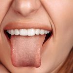 Mundhygiene: Saubere Zunge, frischer Atem – so geht’s richtig