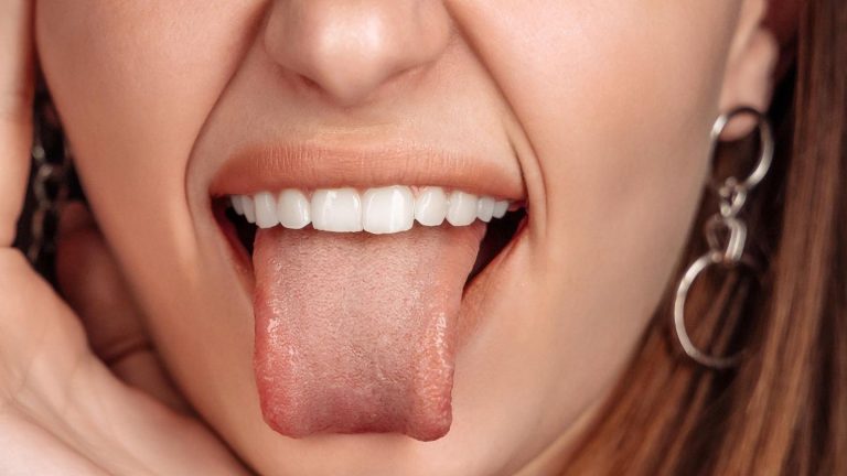 Mundhygiene: Saubere Zunge, frischer Atem – so geht’s richtig