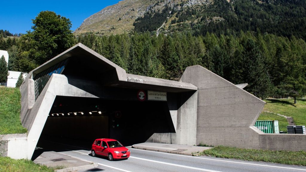 Waghalsige Fahrt: Betrunkener Biker überholt dutzende Autos im Gotthardtunnel
