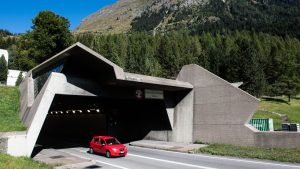 Waghalsige Fahrt: Betrunkener Biker überholt dutzende Autos im Gotthardtunnel