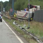 Lkw-Unfall: Lastwagen prallt gegen Militärzaun