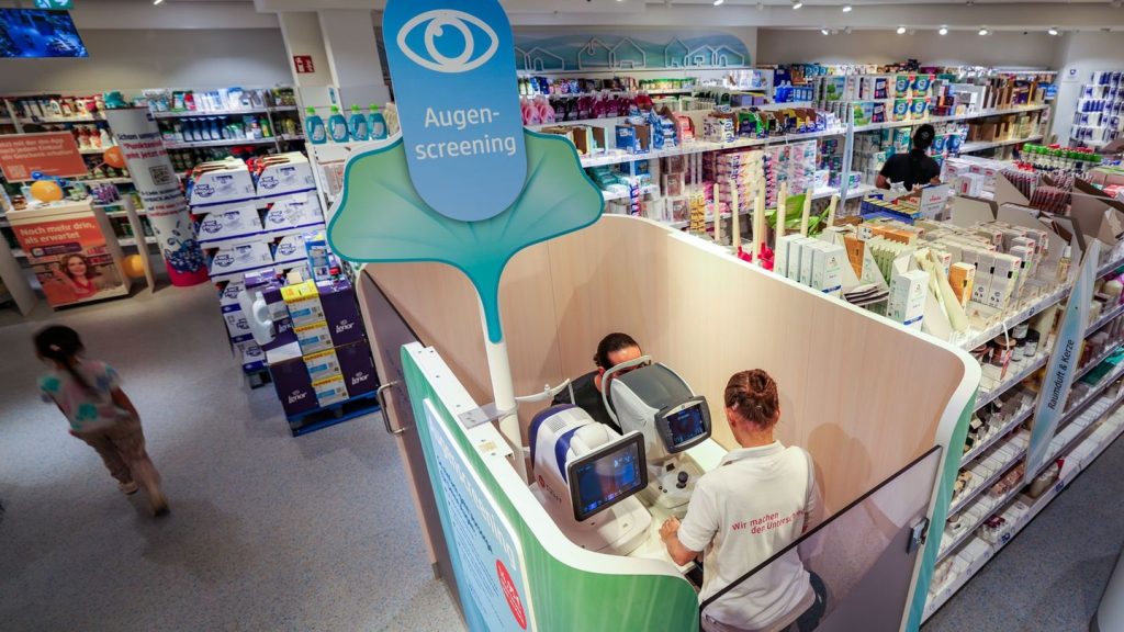 Drogerieangebot: Augenscreening und Hautanalyse bei dm - Kritik und Skepsis