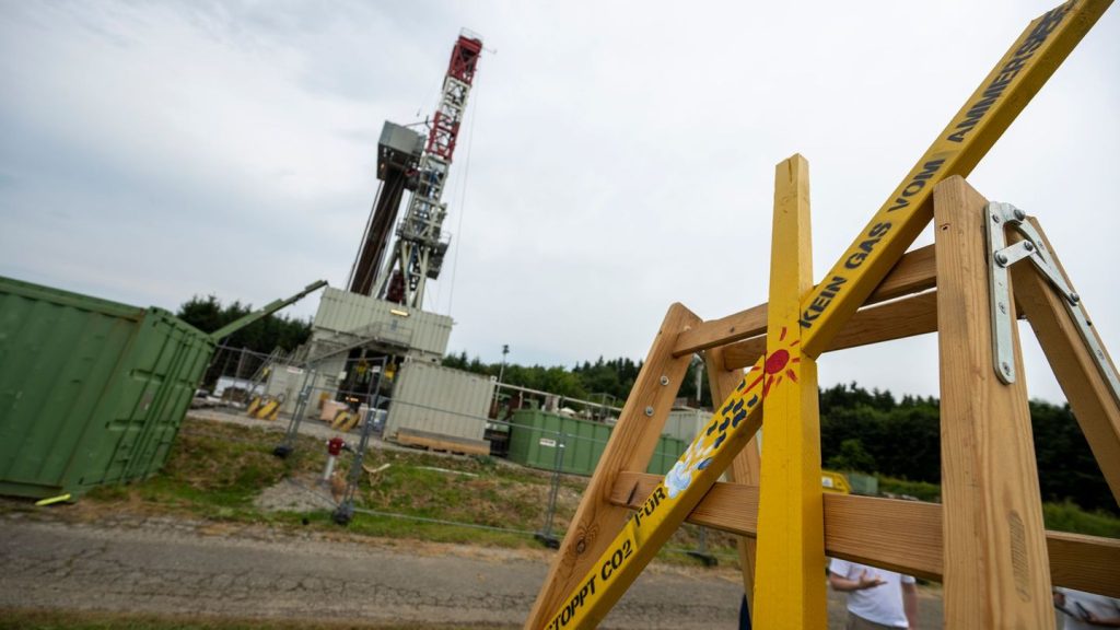 Umstrittene Gasförderung: Aktivisten protestieren an Gasbohrturm in Reichling